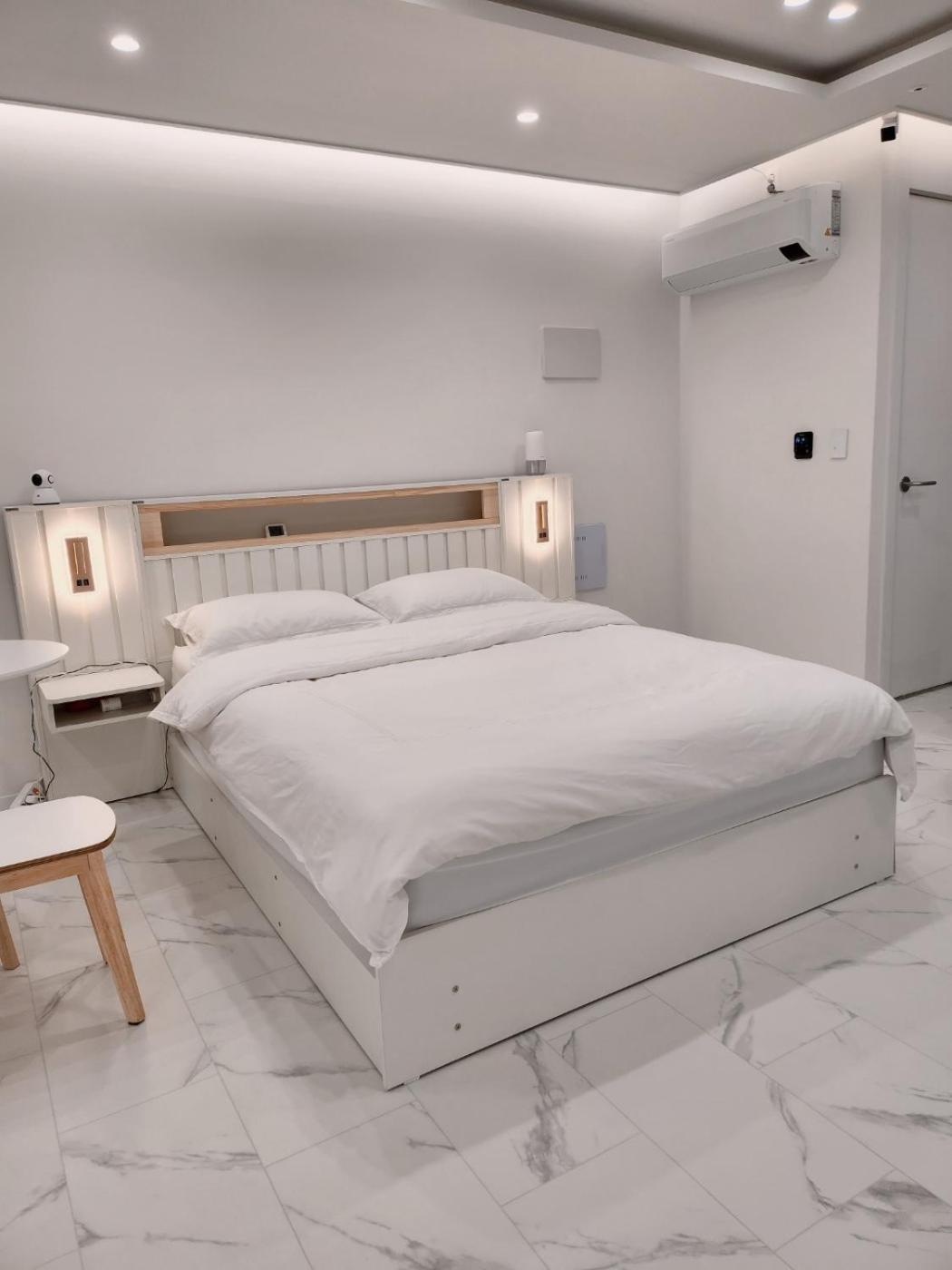 Apartment 5 Seconds To Dongmyo Station *